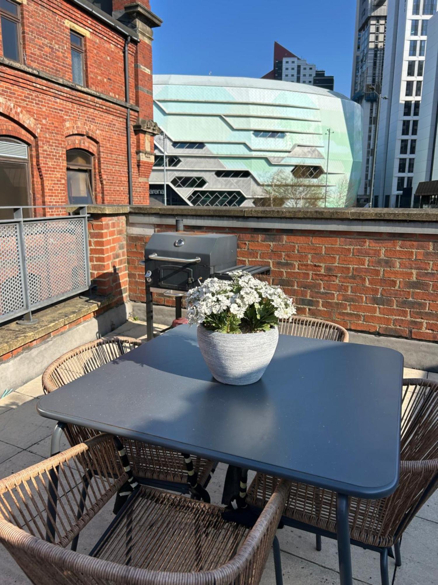 Leeds Townhouse With Private Roof Garden Sleeps 4