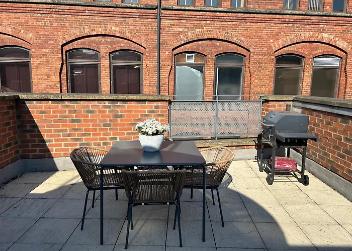 Central Leeds Townhouse With Private Roof Garden Sleeps 4